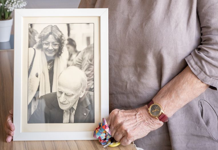 Ein Foto zeigt den Geiger Yehudi Menuhin mit einer jungen Frau.