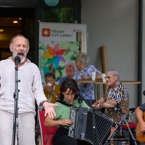 Karl Markovics und Musiker bei einem Auftritt.
