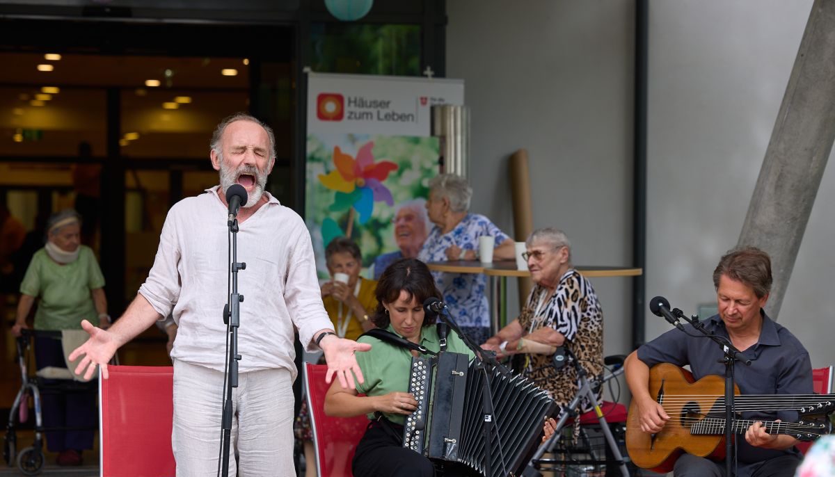 Karl Markovics und Musiker bei einem Auftritt.