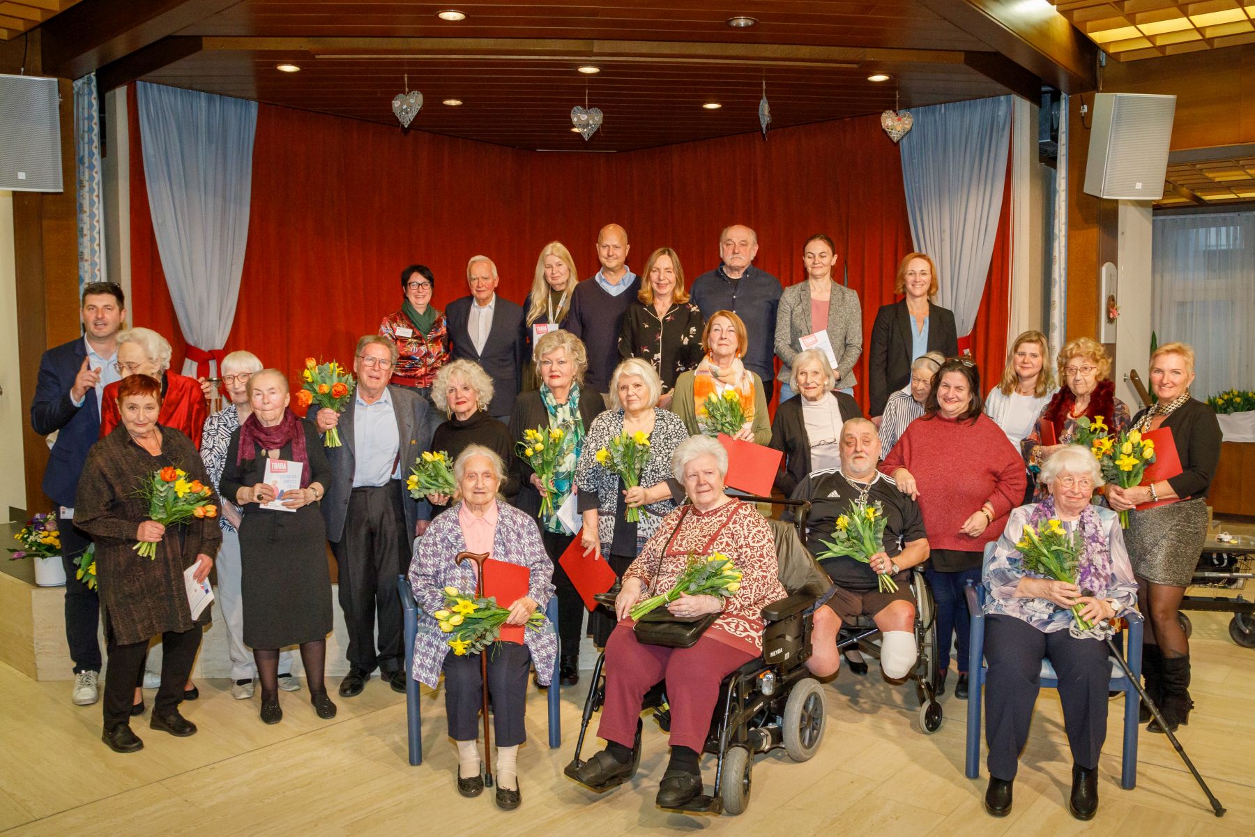 Gruppenbild bei der Preisverleihung des Literatur-Contests der Häsuer zum Leben im Haus Wieden.