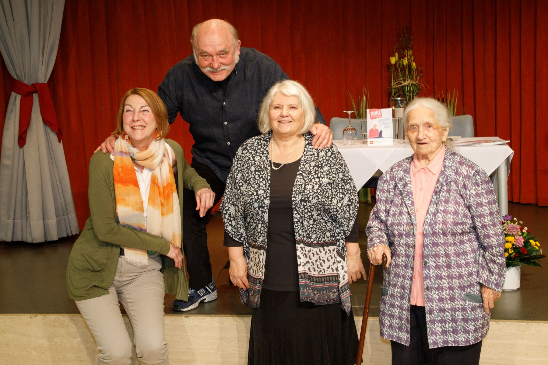 Schauspieler Karl Fischer mit Preisträgerinnen des Literatur-Contests.