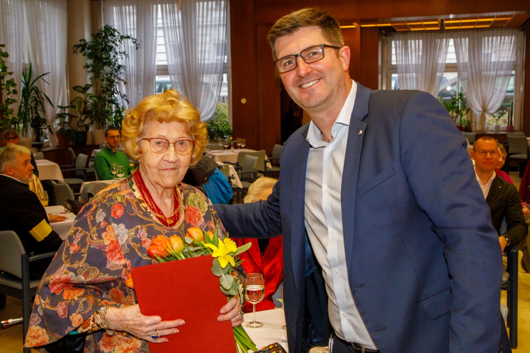Direktor Armin Cehic mit einer Preisträgerin beim Literatur-Contest der Häuser zum Leben.