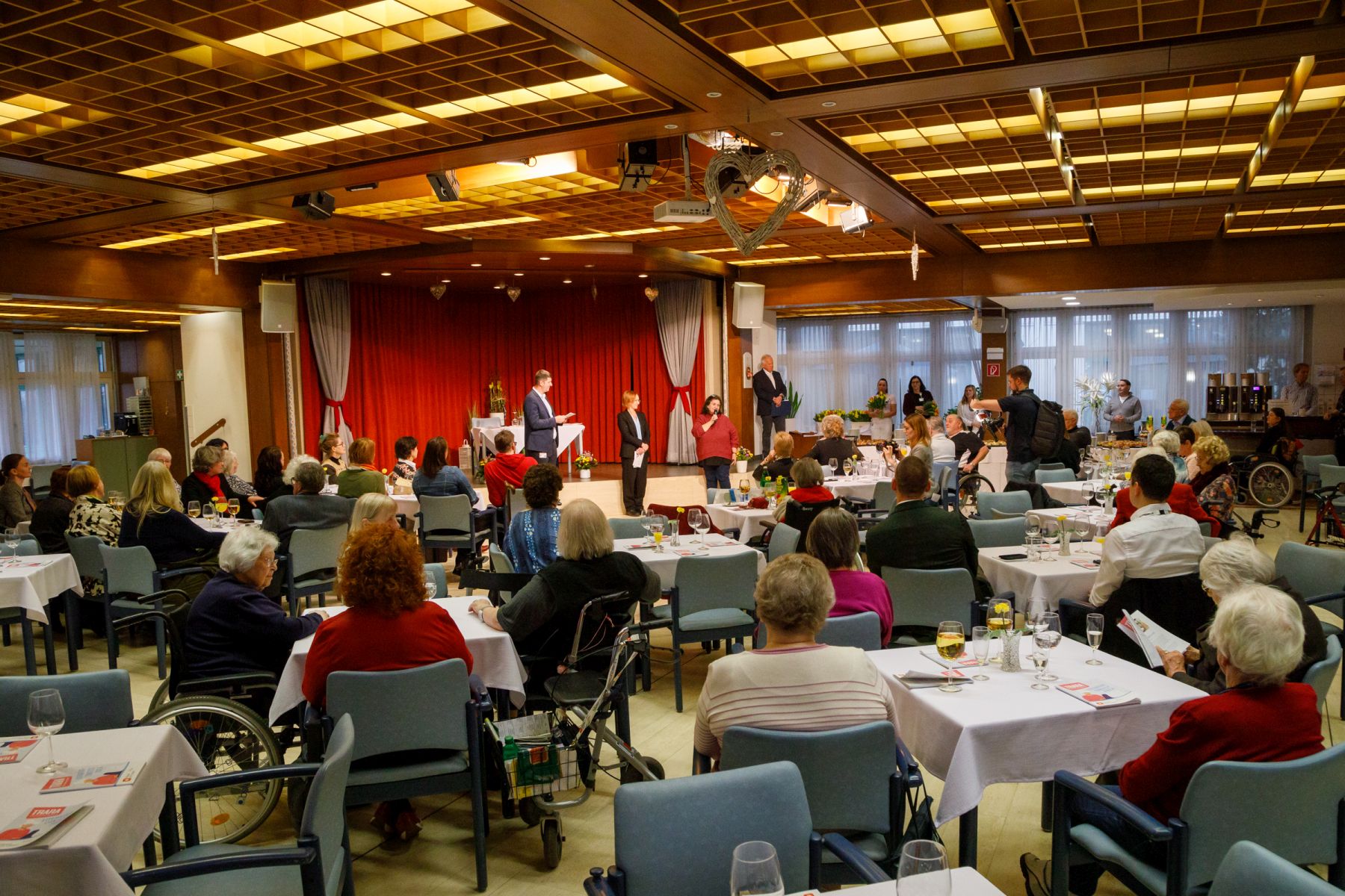 Gefüllter Saal im Haus Wieden bei der Preisverleihung im Rahmen des Literatur-Contests der Häuser zum Leben.