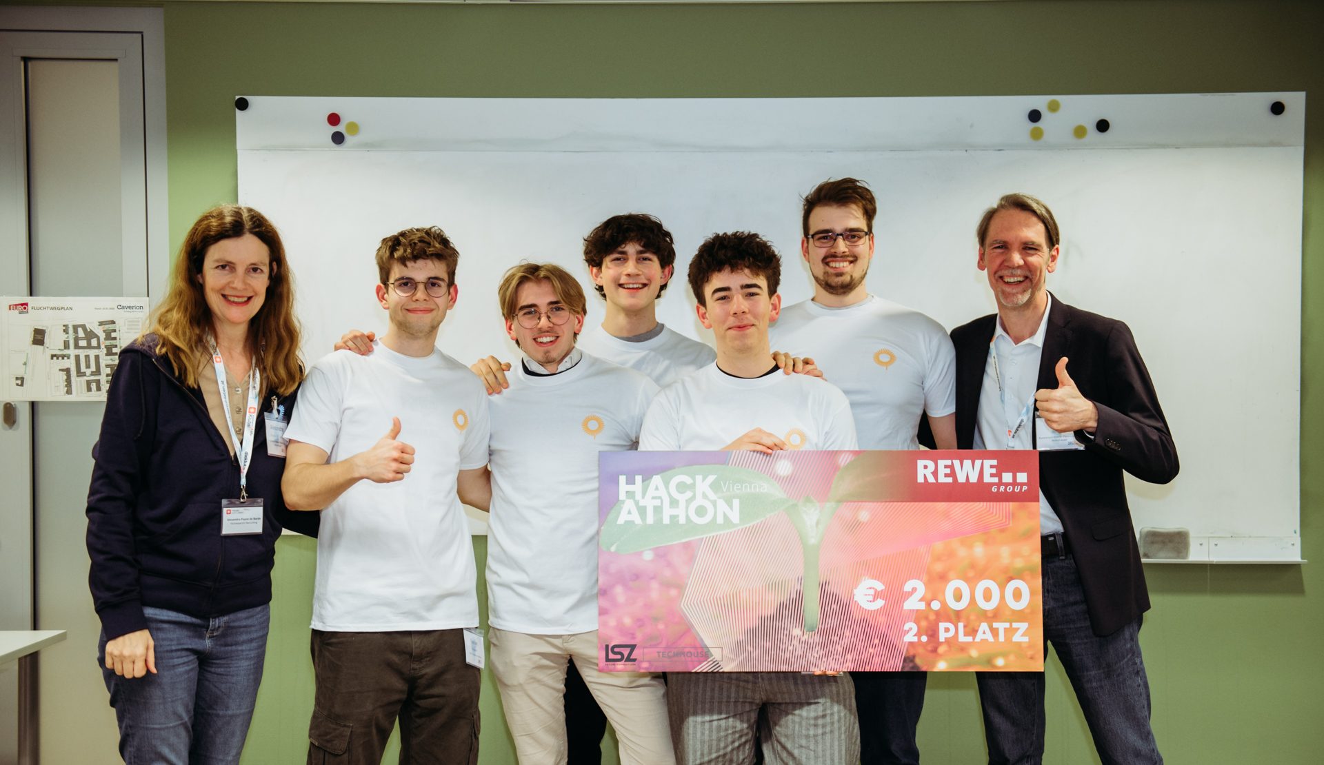 Junge Menschen mit mit einem Siegerscheck für den 2. Platz beim Hackathon 2025.