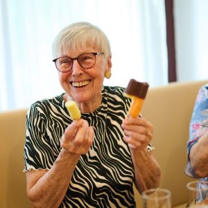 Zwei Seniorinnen lutschen Eis
