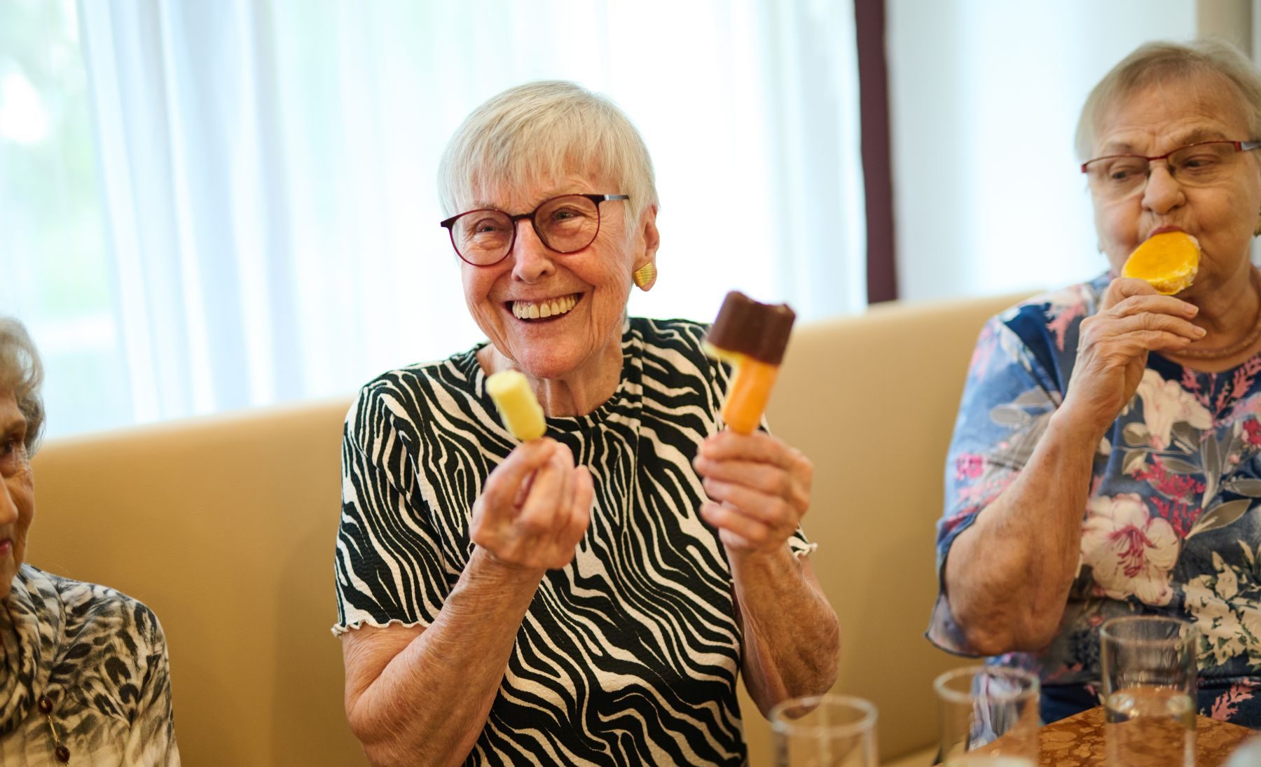 Zwei Seniorinnen lutschen Eis