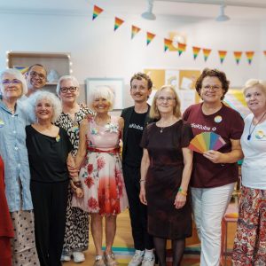 Gruppenfoto bei der Eröffnung des queeren Bücherschranks im Klub+ RegenbogenTreff