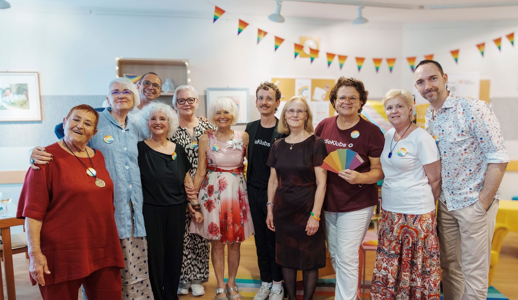 Gruppenfoto bei der Eröffnung des queeren Bücherschranks im Klub+ RegenbogenTreff