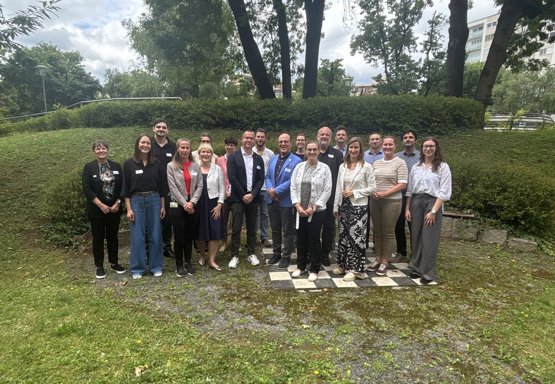 Gruppenfoto mit mehreren Mitarbeiter*innen der Häuser zum Leben und der Geriatrischen Gesundheitszentren der Stadt Graz.