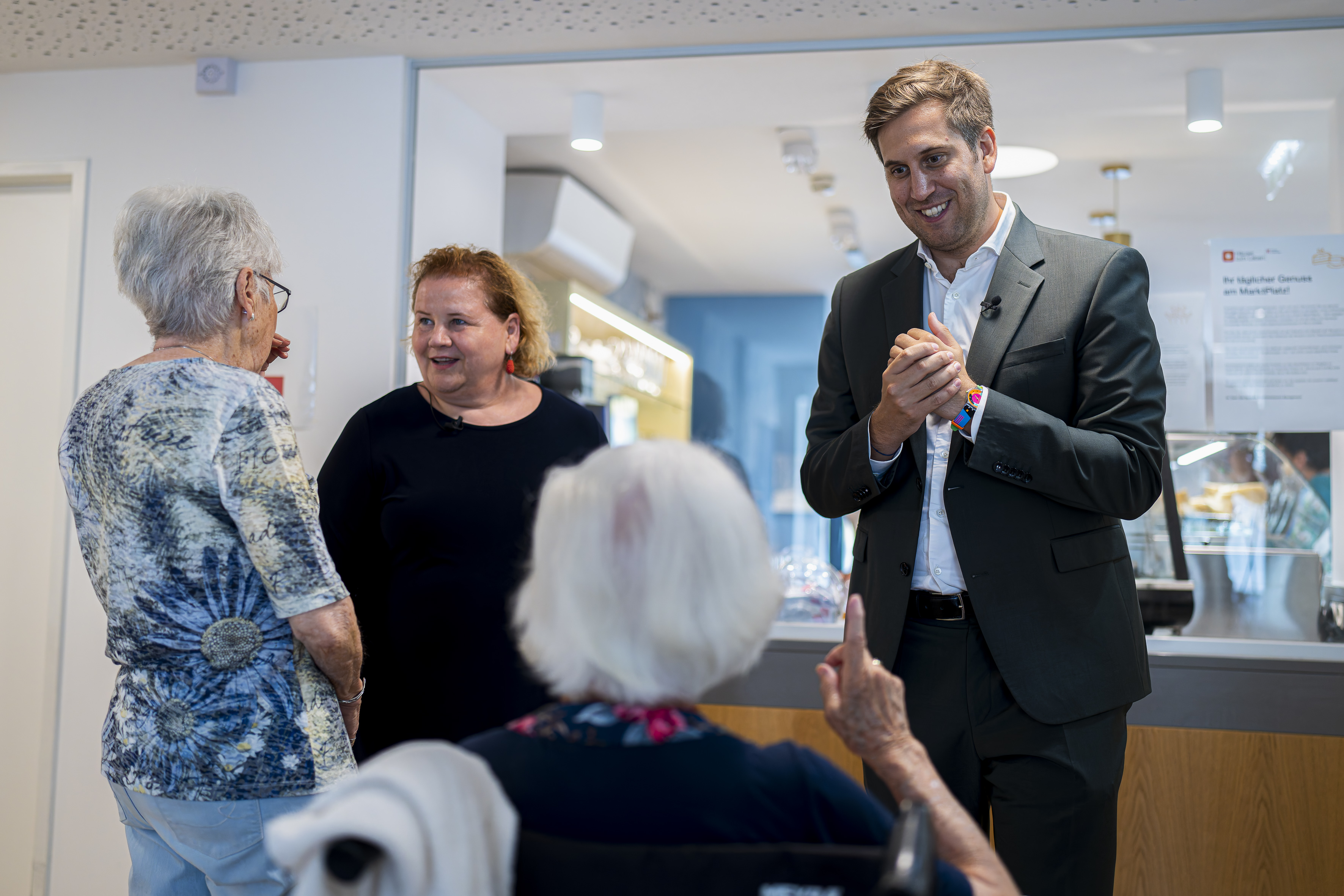 Bundesministerin Korinna Schumann und Staatssekretär Alexander Pröll sprechen mit Senior*innen im Haus Penzing.