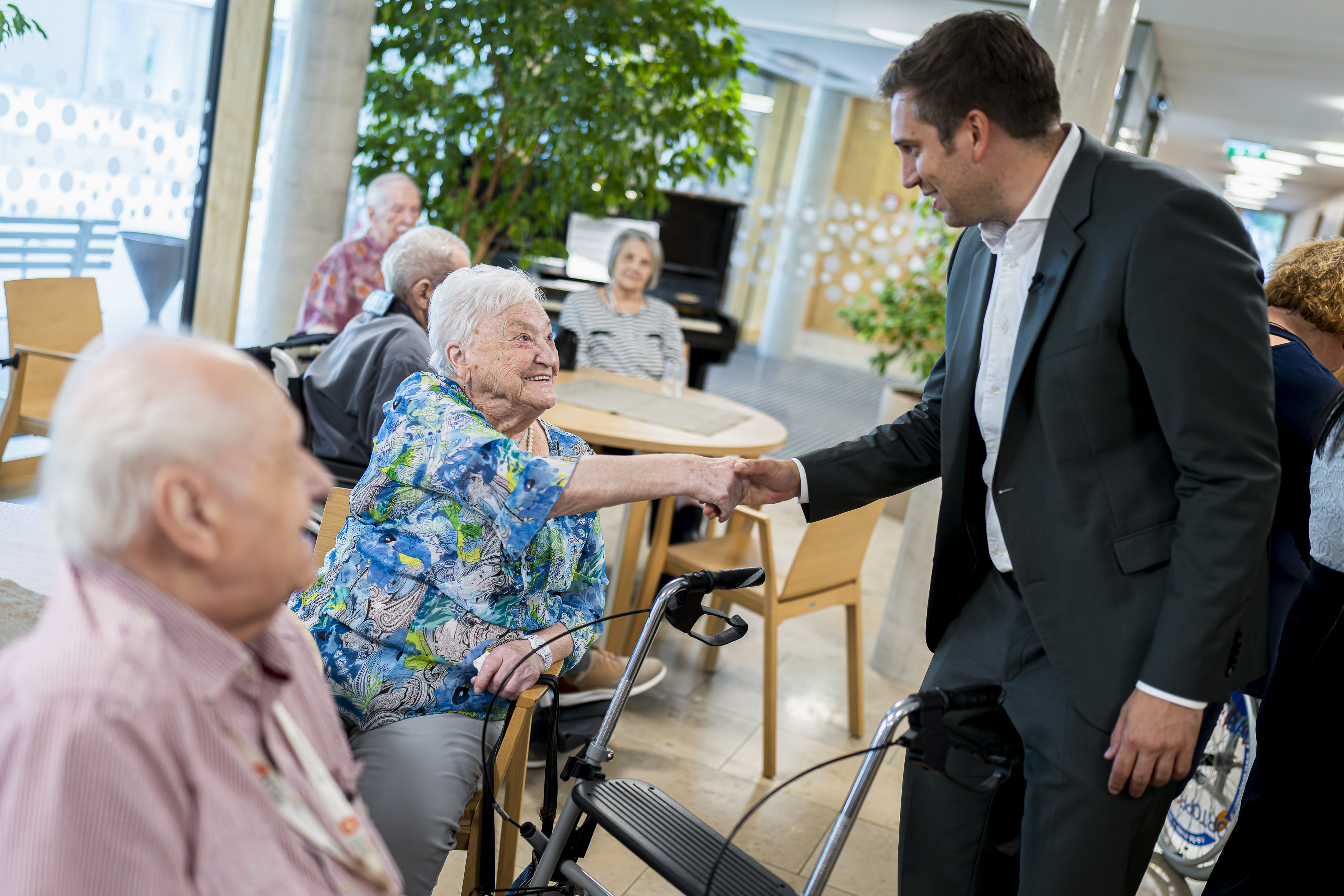Staatssekretär Alexander Pröll spricht mit Senior*innen im Haus Penzing.