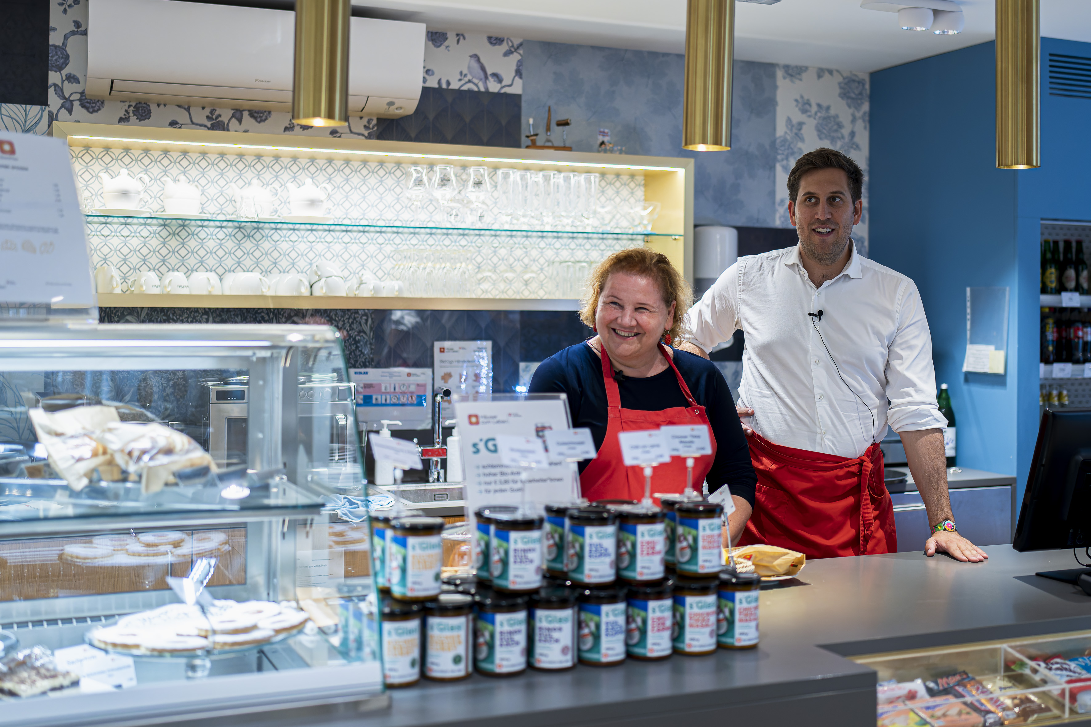 Bundesministerin Korinna Schumann und Staatssekretär Alexander Pröll posieren am MarktPlatz im Haus Penzing.