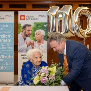 Bürgermeister Michael Ludwig gratuliert Emma Wenda zum 110. Geburtstag.