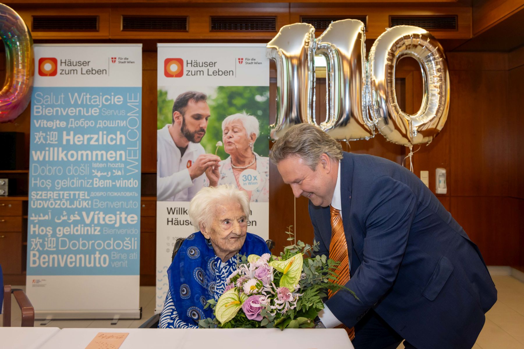 Bürgermeister Michael Ludwig gratuliert Emma Wenda zum 110. Geburtstag.
