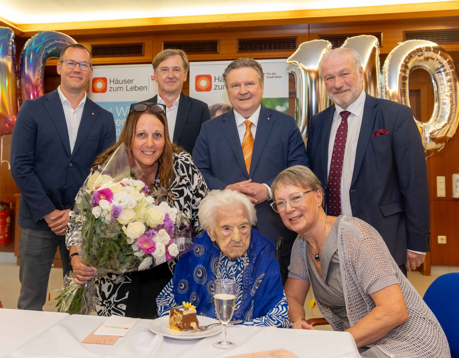Gruppenfoto mit Bürgermeister Michael Ludwig anlässlich des 110. Geburtstags von Emma Wenda.