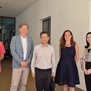 Andreas Fink, Teamleiter Pflegestation Haus Liebhartstal, Christian Hennefeind, Geschäftsführer Häuser zum Leben, Tan Meng Dui (HDB), Ulrike Geier-Palaschke, Direktorin Haus Liebhartstal, Rachel Tjahjadi (HDB).