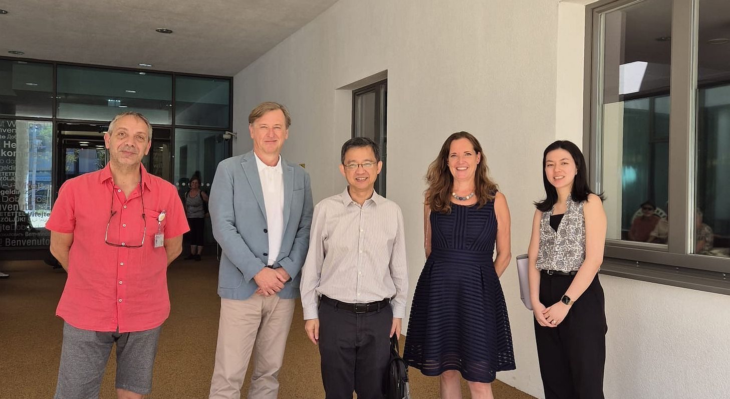 Andreas Fink, Teamleiter Pflegestation Haus Liebhartstal, Christian Hennefeind, Geschäftsführer Häuser zum Leben, Tan Meng Dui (HDB), Ulrike Geier-Palaschke, Direktorin Haus Liebhartstal, Rachel Tjahjadi (HDB).