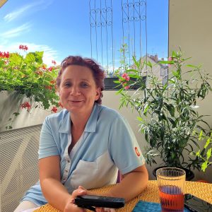 Pflegeassistentin Eva Dworczak sitzt auf einem Balkon im Pensionisten-Wohnhaus Wieden.