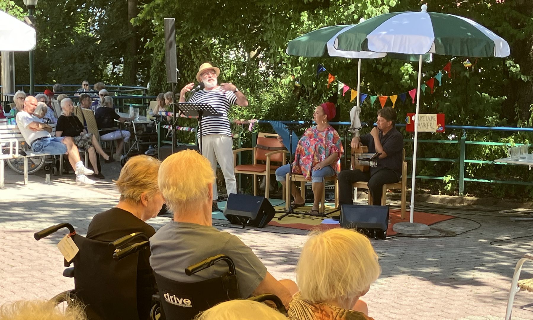 Karl Markovics beim Gartenkonzert in den Häusern zum Leben 2025
