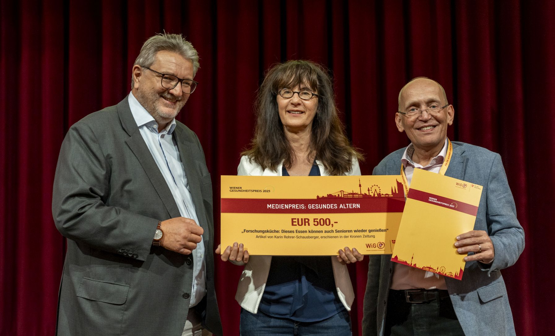 Stadtrat Peter Hacker, Karin Rohrer-Schausberger (Kronen-Zeitung) mit einem Preisscheck über 500 Euro für den Gewinn des Medienpreises zum Thema "Gesundes Altern" und Dennis Beck (Geschäftsführer Wiener Gesundheitsförerung)