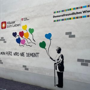 Ein Graffiti zeigt eine Seniorin am Stock mit Luftballons in Herzform. Dazu der Slogan: "Mein Herrz wird nie dement."