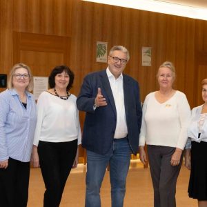 Stadtrat Peter Hacker mit acht Frauen, die den ukrainischen Chor Nadiia bilden.