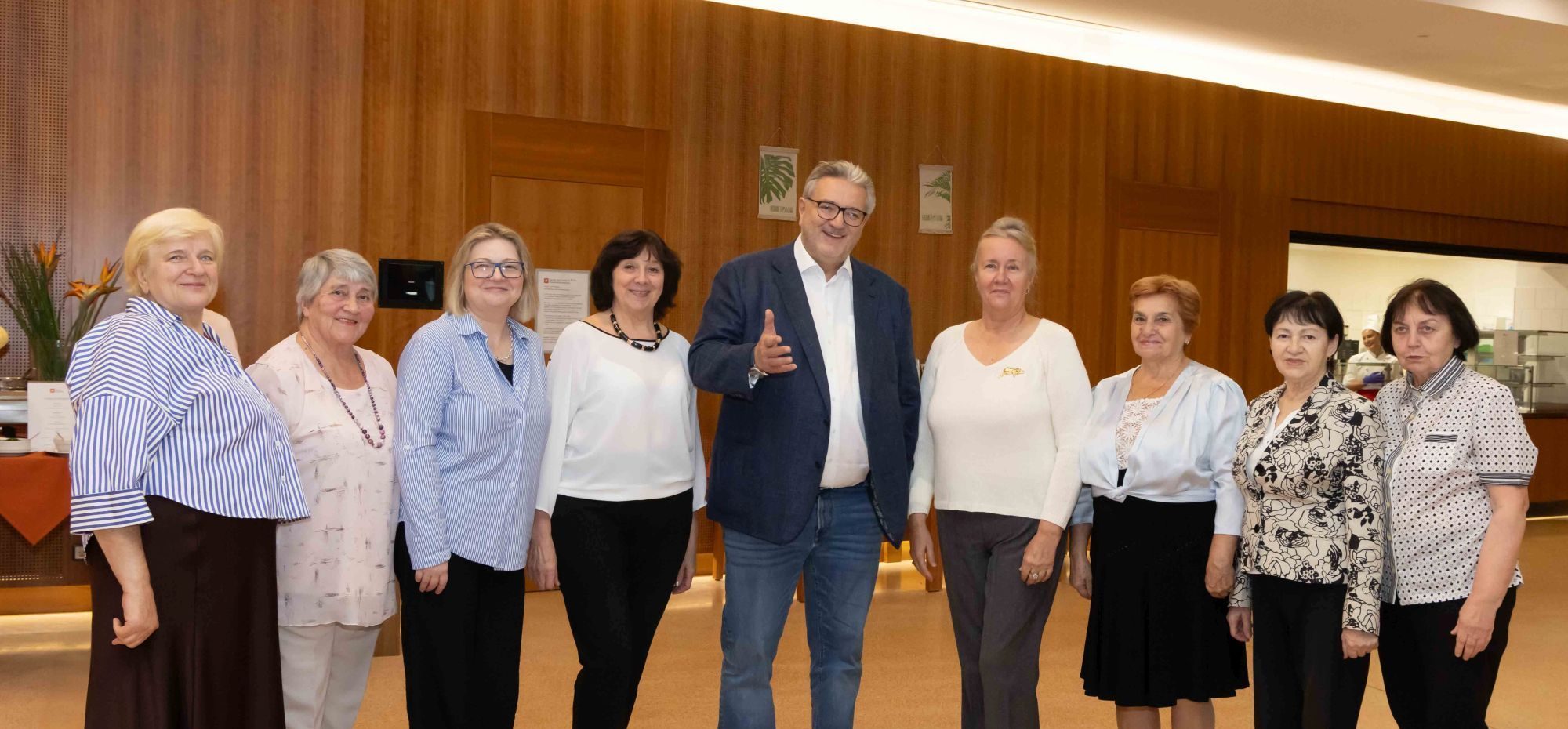Stadtrat Peter Hacker mit acht Frauen, die den ukrainischen Chor Nadiia bilden.