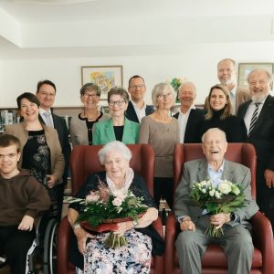 Gruppenbild mit dem Ehepaar Dörsch sitzend im Vordergrund.
