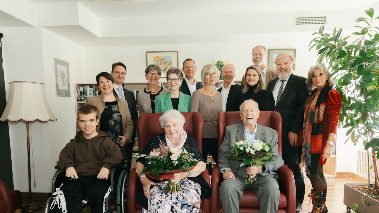 Gruppenbild mit dem Ehepaar Dörsch sitzend im Vordergrund.