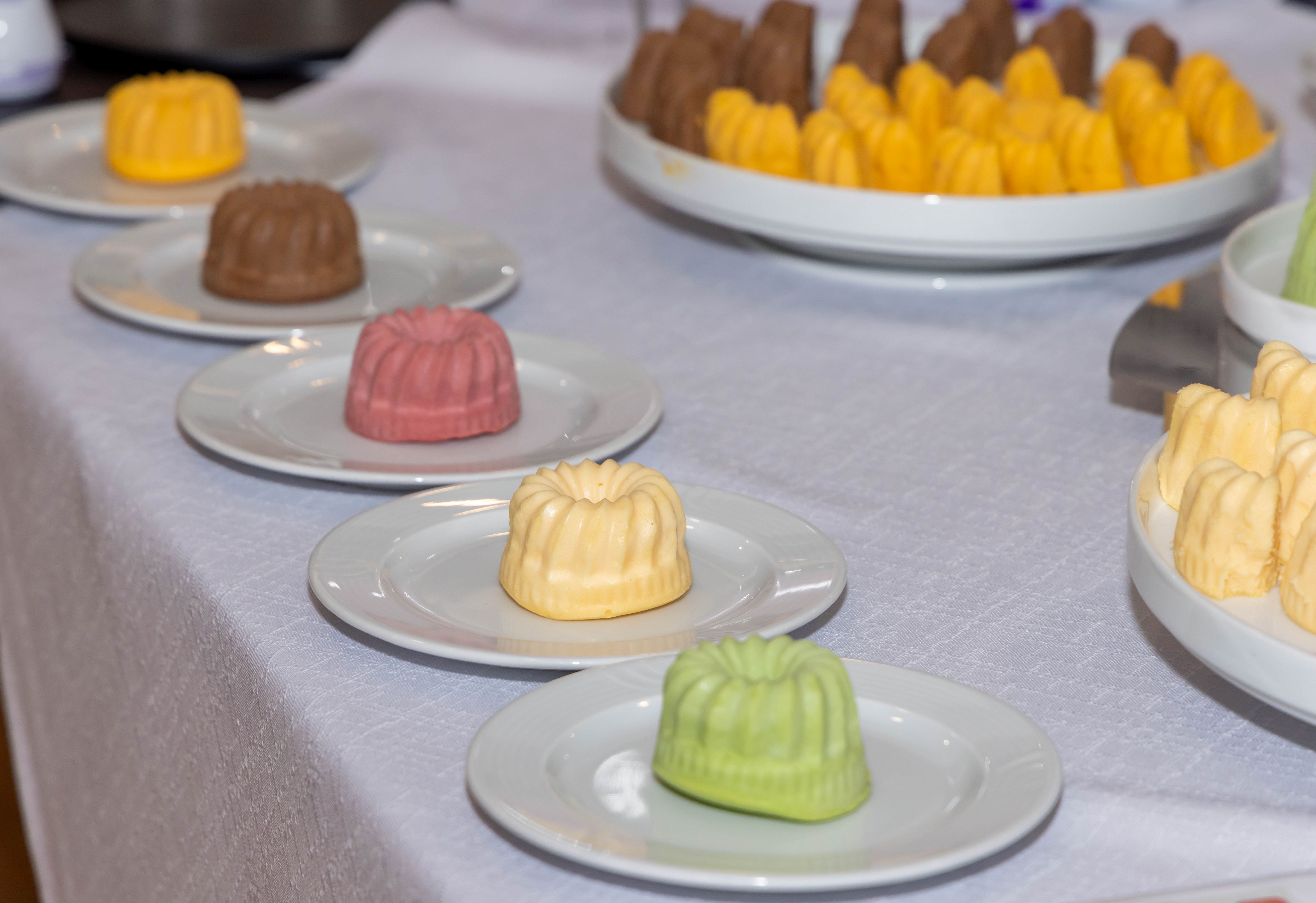 Kleine bunte Küchlein für Menschen mit Kau- und Schluckbeschwerden.