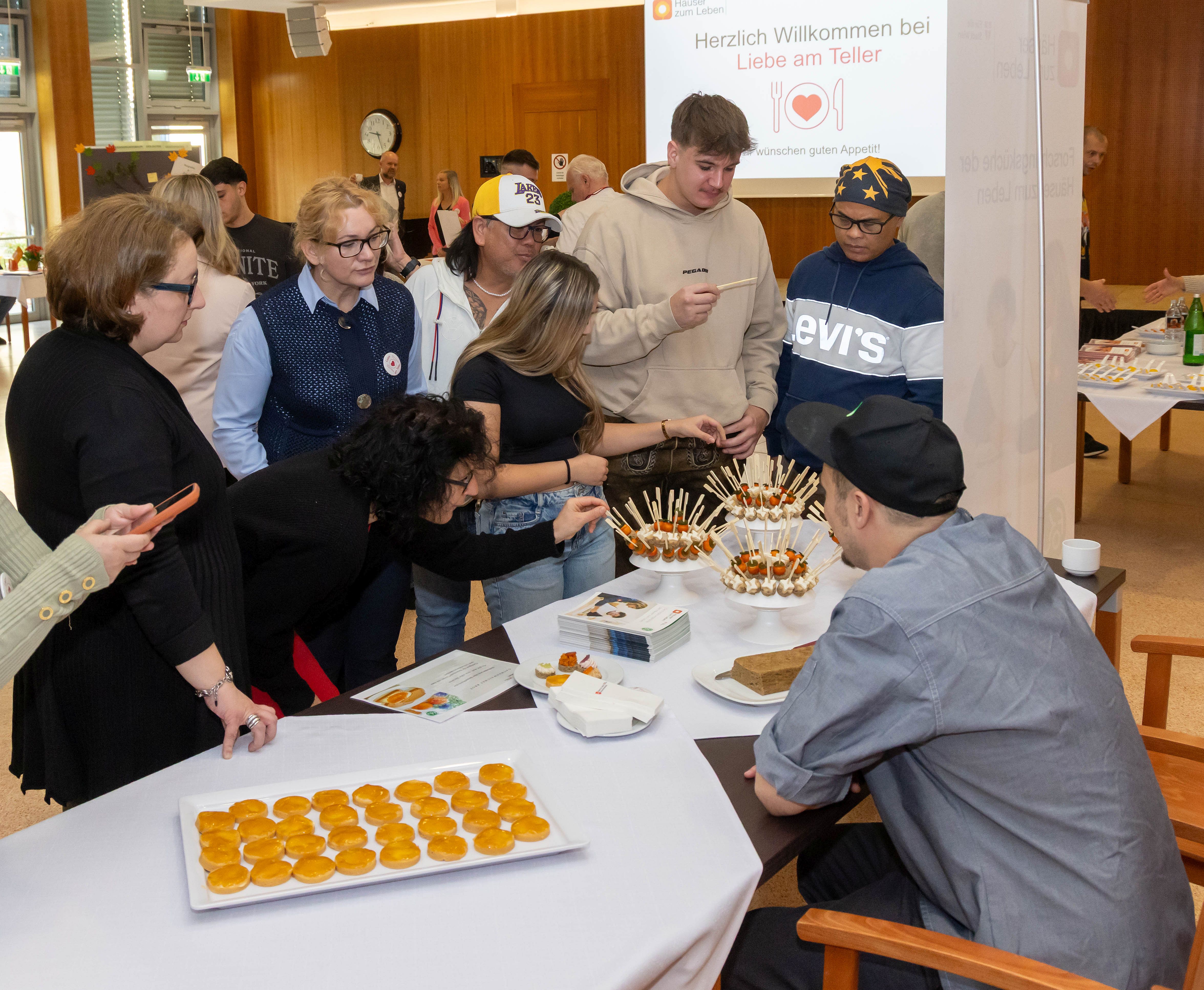 Menschen probieren Häppchen für Menschen mit Kau- und Schluckbeschwerden