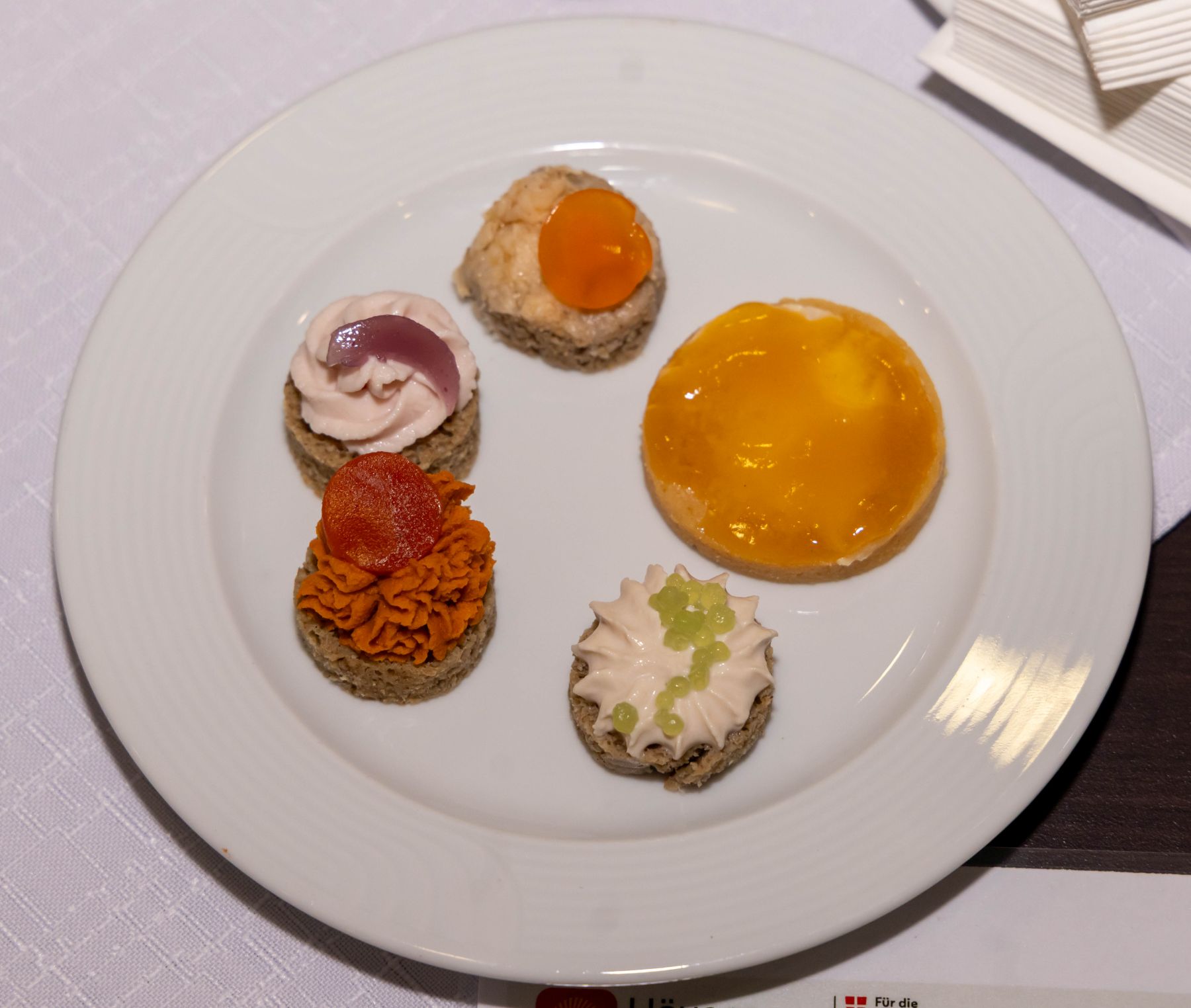 Fünf Häppchen auf einem Teller für Menschen mit Kau- und Schluckbeschwerden.