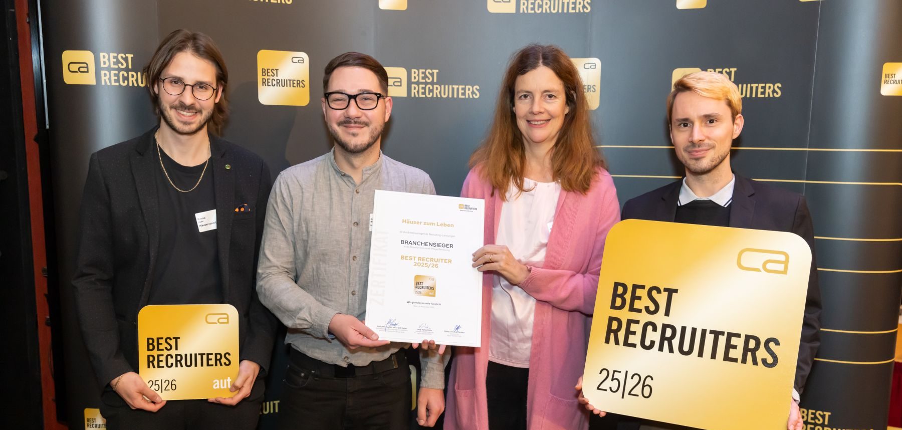 Patrick Auer, Gernot Bilek, Alexandra Payne de Barde und Peter Klemenschits von den Häusern zum Leben mit den Auszeichnungen für den Branchensieg bei "Best Recruiters".