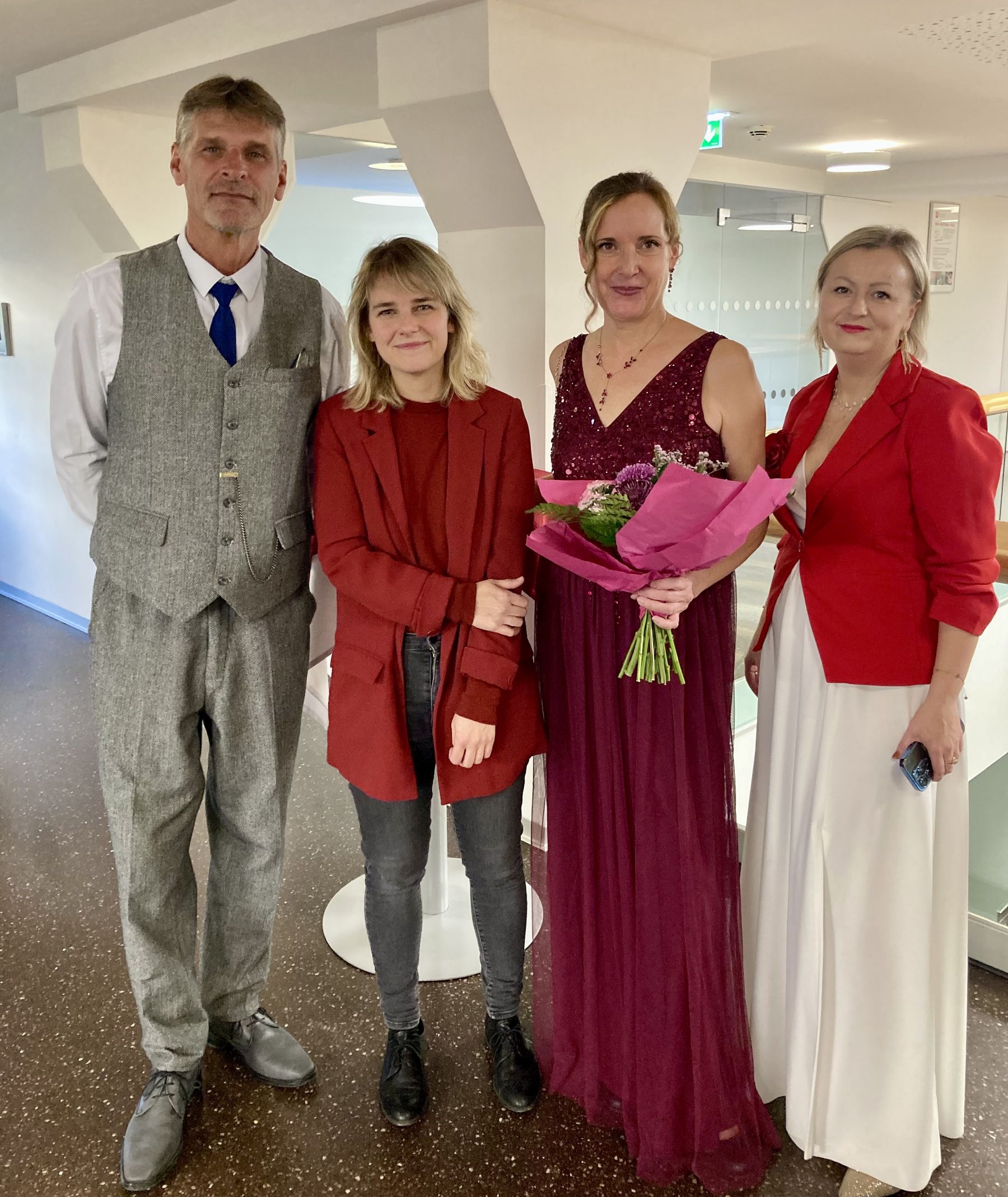 Bezirksvorsteherin Stefanie Lamp, Haus-Direktorin Ulrike Geier-Palaschke und zwei weitere Personen beim Winterrosenball im Haus Liebhartstal.