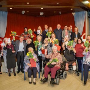 Gruppenfoto mit Preisträger*innen und sonstigen Mitwirkenden beim ersten Literatur-Contest der Häuser zum Leben.
