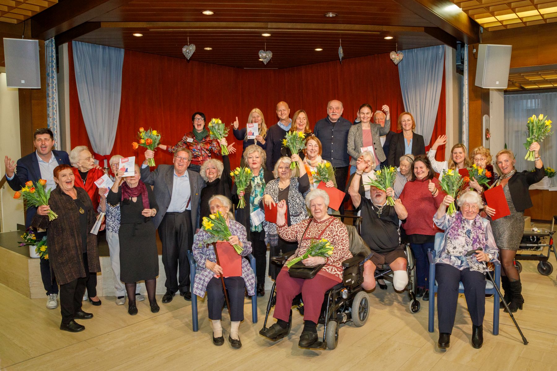 Gruppenfoto mit Preisträger*innen und sonstigen Mitwirkenden beim ersten Literatur-Contest der Häuser zum Leben.