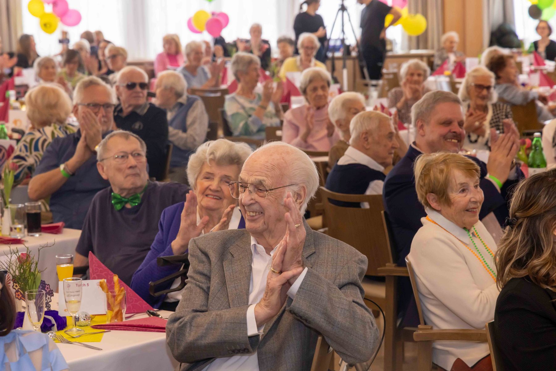 Feier 40 Jahre Trazerberg, Häuser zum Lebern Senior*innen an Tischen lächeln bei der Feier 40 Jahre Haus Trazerberg