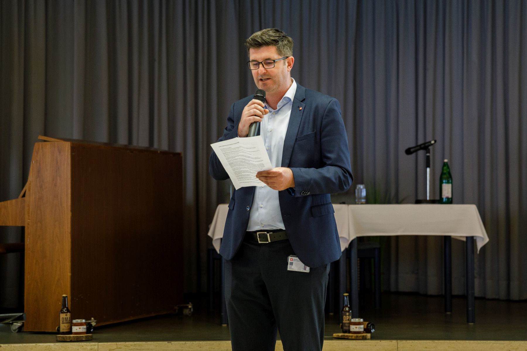 Armin Cehic, Direktor des Hauses Wieden, hält während der Preisverleihung im Haus Wieden eine Ansprache.