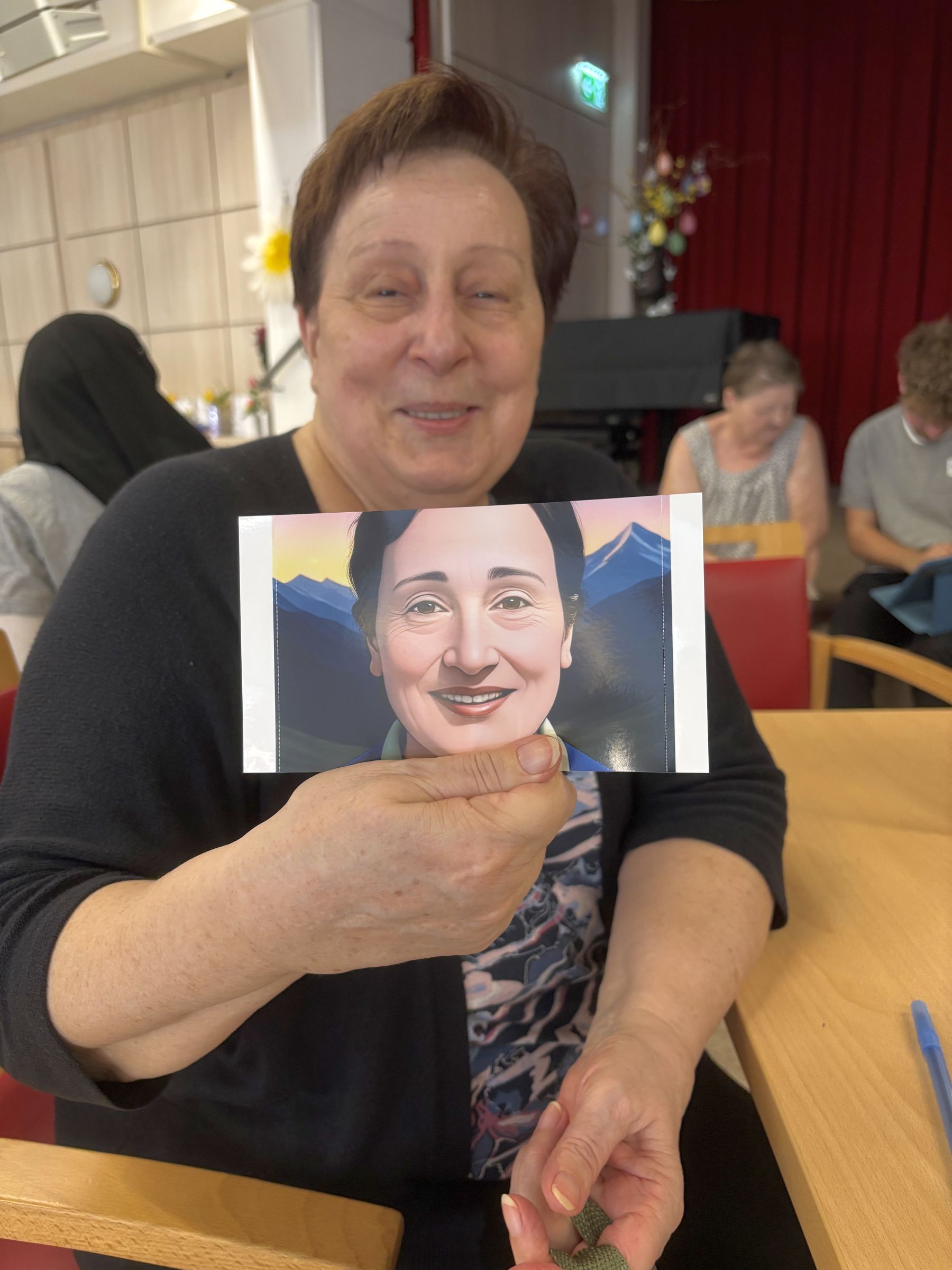 Eine Seniorin zeigt ein digitales Bild mit dem Porträt einer Frau.
