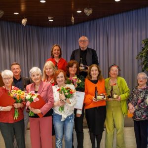 Preisträger*innen, Jury-Mitglieder, Moderator*innen und Ehrengäste posieren für ein Gruppenfoto im Rahmen der Preisverleihung des Literatur-Contestes 2026 im Haus Wieden.