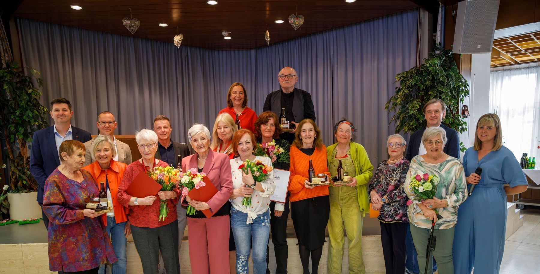 Preisträger*innen, Jury-Mitglieder, Moderator*innen und Ehrengäste posieren für ein Gruppenfoto im Rahmen der Preisverleihung des Literatur-Contestes 2026 im Haus Wieden.