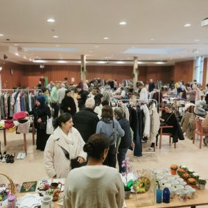 Mehrere Personen bei einem Indoor-Flohmarkt