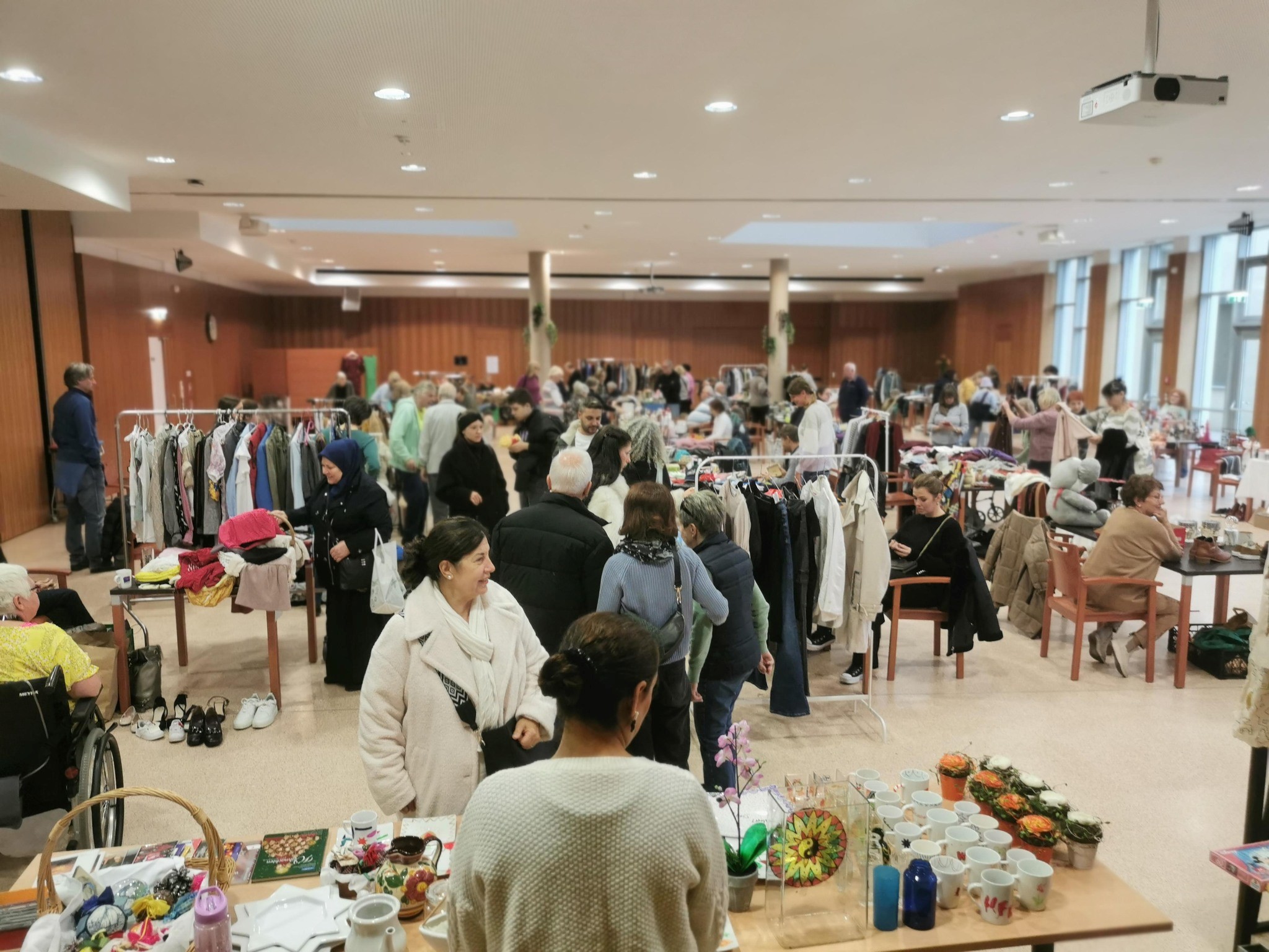 Mehrere Personen bei einem Indoor-Flohmarkt