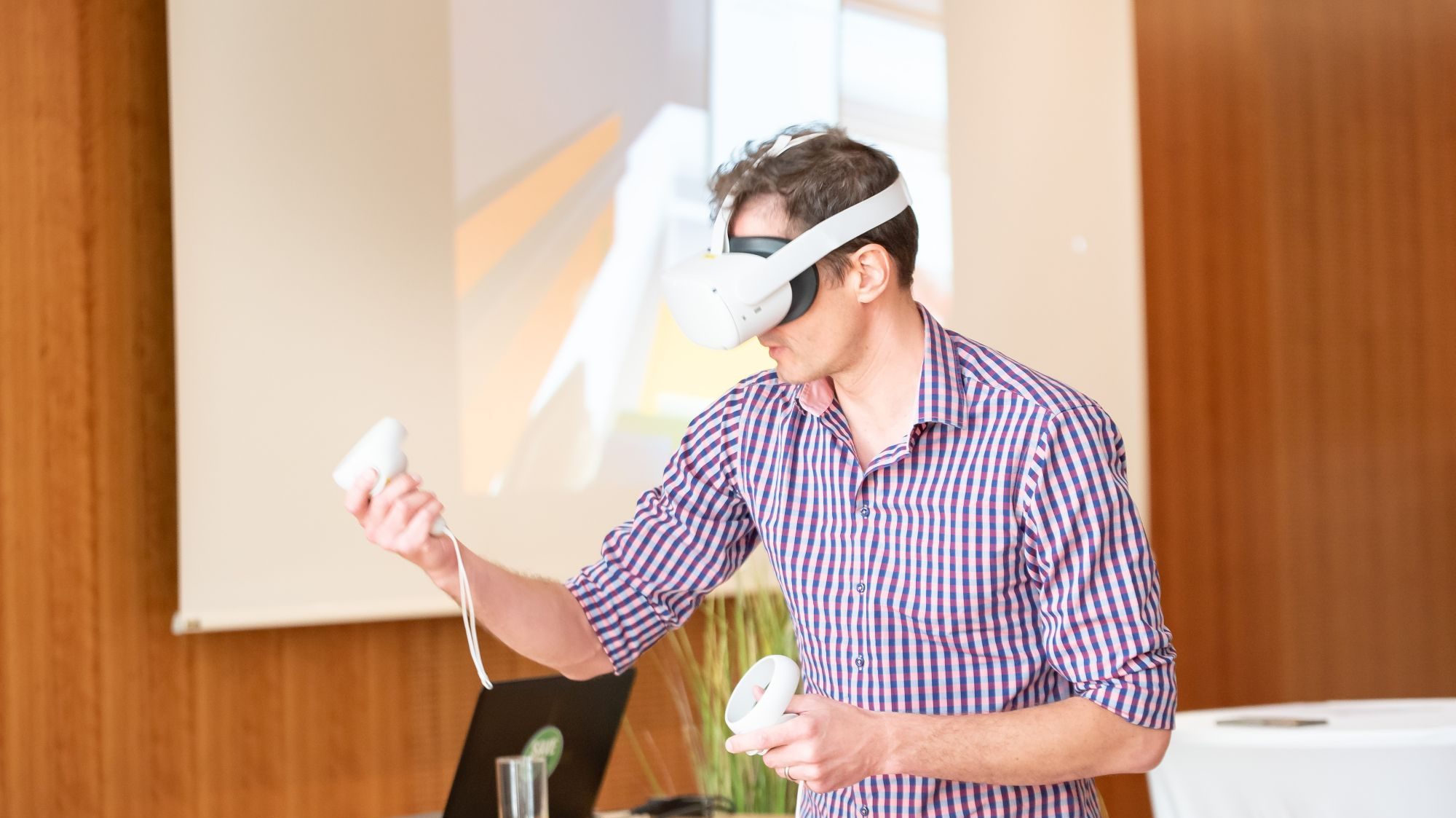 Ein Mann hat eine VR-Brille aufgesetzt.