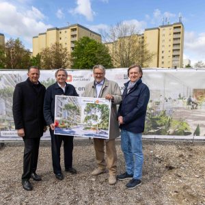 Projektverantwortliche präsentieren das neue Haus Haidehof in Simmering (v.l.n.r.: Bezirksvorsteher Thomas Steinhart, Vorstandsvorsitzender-Stellvertreter und technischer Direktor SOZIALBAU AG Hannes Stangl, Sozialstadtrat Peter Hacker, Geschäftsführer der Häuser zum Leben Christian Hennefeind).