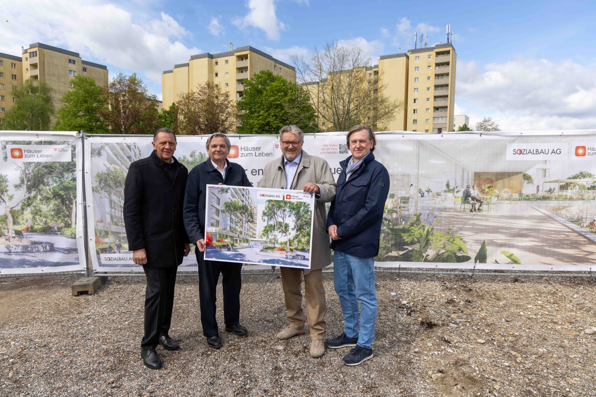 Projektverantwortliche präsentieren das neue Haus Haidehof in Simmering (v.l.n.r.: Bezirksvorsteher Thomas Steinhart, Vorstandsvorsitzender-Stellvertreter und technischer Direktor SOZIALBAU AG Hannes Stangl, Sozialstadtrat Peter Hacker, Geschäftsführer der Häuser zum Leben Christian Hennefeind).