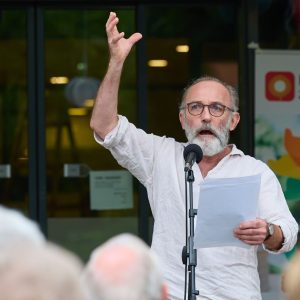 Karl Markovics bei einem Auftritt im Rahmen eines Gartenkonzerts in den Häusern zum Leben.