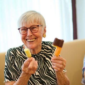 Zwei Seniorinnen lutschen Eis am Stiel.