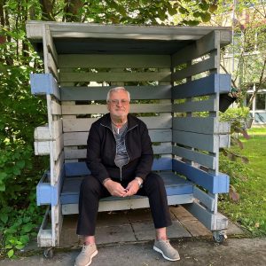 Helmut Filippi sitzt in einem von ihm gebauten Strandkorb im Garten des Pensionisten-Wohnhauses Prater.