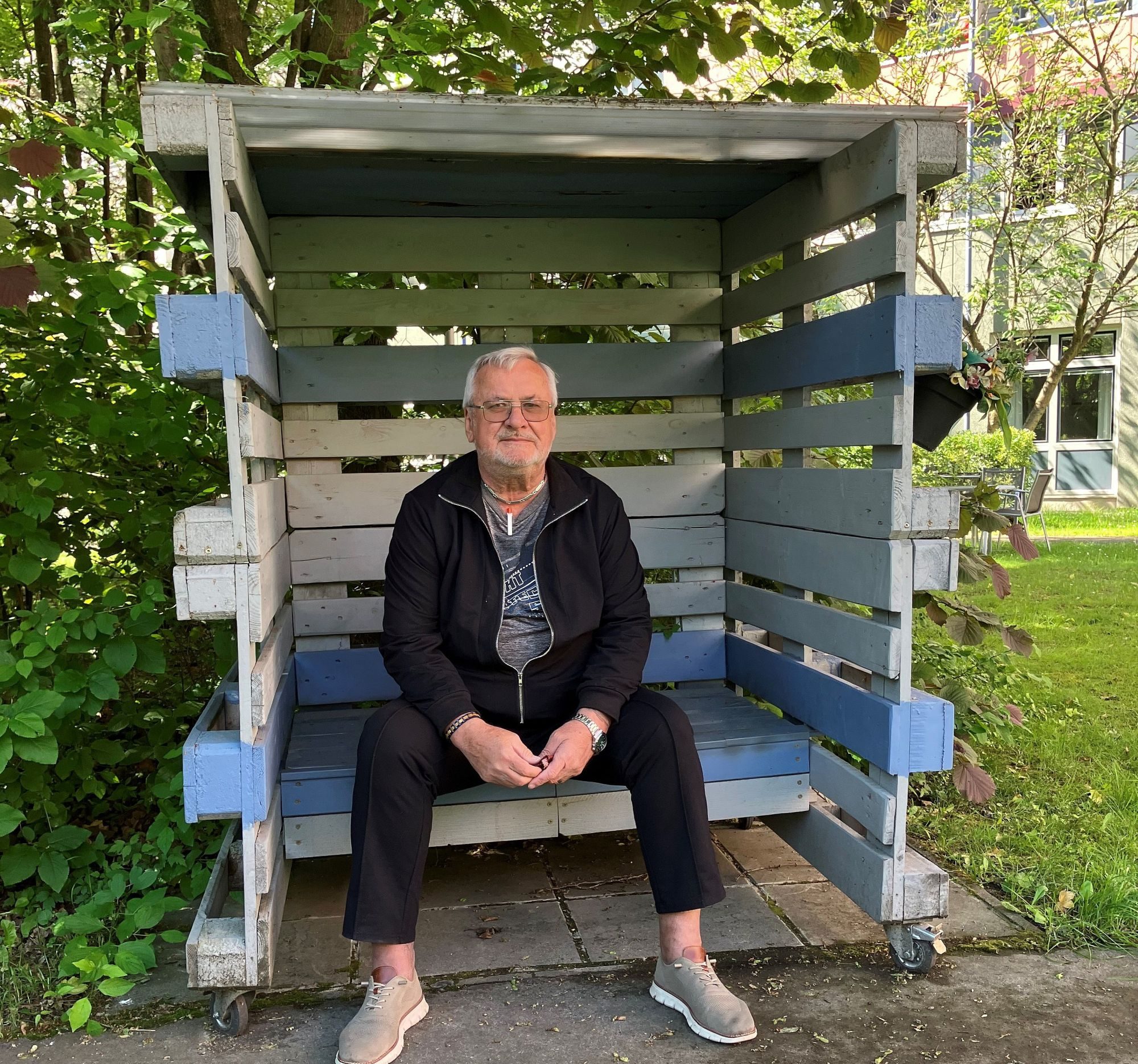 Helmut Filippi sitzt in einem von ihm gebauten Strandkorb im Garten des Pensionisten-Wohnhauses Prater.
